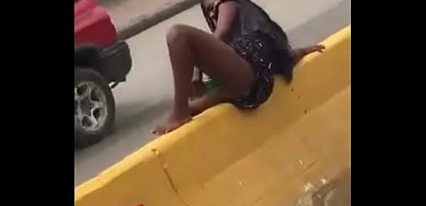  Venezolana con ganas de pija se masturba en plena vía.